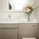 Western Court By N And N Stays, 4 Bedroom House In With Private Parking, Great Location For Contractors, Corporate And Families Visiting The Area, Long Term Welcomed Дом отдыха Бристоль