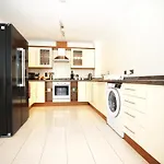 Western Court House By N And N Stays, 4 Bedroom House In With Private Parking, Great Location For Contractors, Corporate And Families Visiting The Area, Long Term Welcomed Hébergement de vacances Bristol