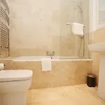 Дом отдыха Western Court By N And N Stays, 4 Bedroom House In With Private Parking, Great Location For Contractors, Corporate And Families Visiting The Area, Long Term Welcomed