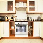 Semesterbostad Western Court By N And N Stays, 4 Bedroom House In With Private Parking, Great Location For Contractors, Corporate And Families Visiting The Area, Long Term Welcomed