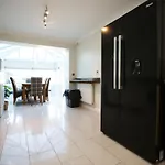 Western Court By N And N Stays, 4 Bedroom House In With Private Parking, Great Location For Contractors, Corporate And Families Visiting The Area, Long Term Welcomed Semesterbostad