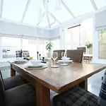 Western Court By N And N Stays, 4 Bedroom House In With Private Parking, Great Location For Contractors, Corporate And Families Visiting The Area, Long Term Welcomed