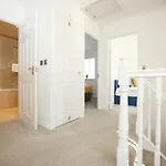 Hébergement de vacances Western Court House By N And N Stays, 4 Bedroom House In With Private Parking, Great Location For Contractors, Corporate And Families Visiting The Area, Long Term Welcomed Bristol