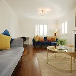 Western Court House By N And N Stays, 4 Bedroom House In With Private Parking, Great Location For Contractors, Corporate And Families Visiting The Area, Long Term Welcomed Hébergement de vacances
