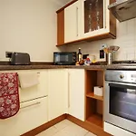 Western Court House By N And N Stays, 4 Bedroom House In With Private Parking, Great Location For Contractors, Corporate And Families Visiting The Area, Long Term Welcomed Bristol