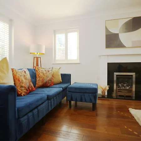 Western Court By N And N Stays, Spacious 4 Bedroom House In With Private Parking, Close To Train Station Great Location For Contractors, Corporate And Families Visiting The Area, Long Term Are Welcomed Nyaraló