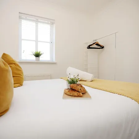 Western Court By N And N Stays, 4 Bedroom House In With Private Parking, Great Location For Contractors, Corporate And Families Visiting The Area, Long Term Welcomed Nyaraló