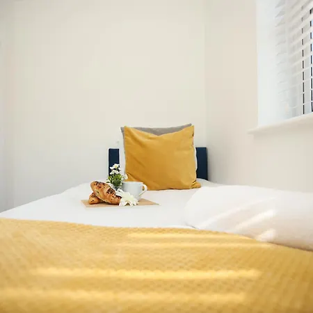 Nyaraló Western Court By N And N Stays, 4 Bedroom House In With Private Parking, Great Location For Contractors, Corporate And Families Visiting The Area, Long Term Welcomed Bristol