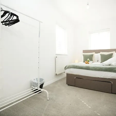 Nyaraló Western Court By N And N Stays, 4 Bedroom House In With Private Parking, Great Location For Contractors, Corporate And Families Visiting The Area, Long Term Welcomed *