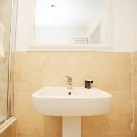 Western Court By N And N Stays, Spacious 4 Bedroom House In With Private Parking, Great Location For Contractors, Corporate And Families Visiting The Area, Long Term Welcomed
