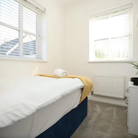 Western Court By N And N Stays, Spacious 4 Bedroom House In With Private Parking, Great Location For Contractors, Corporate And Families Visiting The Area, Long Term Welcomed Bristol