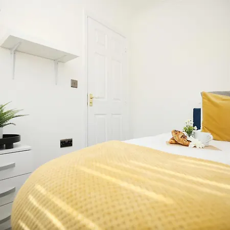 Western Court By N And N Stays, Spacious 4 Bedroom House In With Private Parking, Close To Train Station Great Location For Contractors, Corporate And Families Visiting The Area, Long Term Are Welcomed Nyaraló