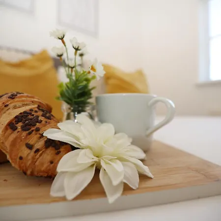 Western Court By N And N Stays, 4 Bedroom House In With Private Parking, Great Location For Contractors, Corporate And Families Visiting The Area, Long Term Welcomed Nyaraló *