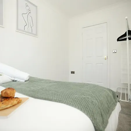 Western Court By N And N Stays, Spacious 4 Bedroom House In With Private Parking, Great Location For Contractors, Corporate And Families Visiting The Area, Long Term Welcomed Bristol