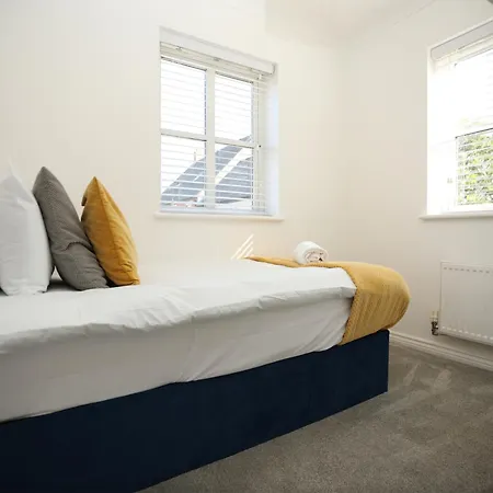 Western Court By N And N Stays, Spacious 4 Bedroom House In With Private Parking, Close To Train Station Great Location For Contractors, Corporate And Families Visiting The Area, Long Term Are Welcomed Nyaraló *