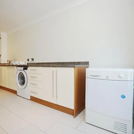 Western Court By N And N Stays, Spacious 4 Bedroom House In With Private Parking, Great Location For Contractors, Corporate And Families Visiting The Area, Long Term Welcomed * Bristol