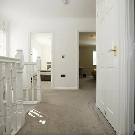 Western Court By N And N Stays, Spacious 4 Bedroom House In With Private Parking, Great Location For Contractors, Corporate And Families Visiting The Area, Long Term Welcomed * Bristol