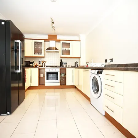 Western Court By N And N Stays, Spacious 4 Bedroom House In With Private Parking, Great Location For Contractors, Corporate And Families Visiting The Area, Long Term Are Welcomed Будинок відпочинку Бристоль