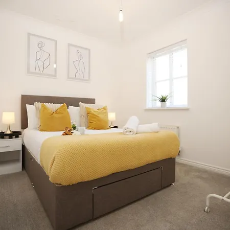 Western Court By N And N Stays, Spacious 4 Bedroom House In With Private Parking, Great Location For Contractors, Corporate And Families Visiting The Area, Long Term Welcomed * Bristol