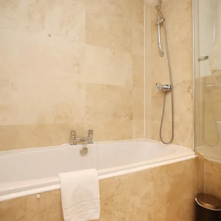 Western Court By N And N Stays, Spacious 4 Bedroom House In With Private Parking, Close To Train Station Great Location For Contractors, Corporate And Families Visiting The Area, Long Term Are Welcomed *