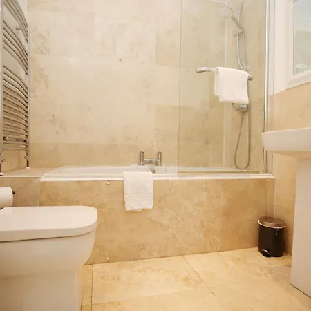 Casa vacanze Western Court By N And N Stays, Spacious 4 Bedroom House In With Private Parking, Great Location For Contractors, Corporate And Families Visiting The Area, Long Term Welcomed