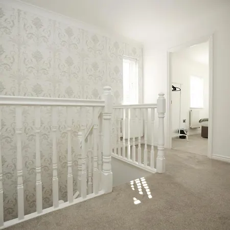 Western Court By N And N Stays, Spacious 4 Bedroom House In With Private Parking, Close To Train Station Great Location For Contractors, Corporate And Families Visiting The Area, Long Term Are Welcomed Bristol