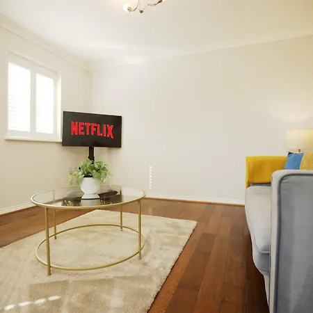 Western Court By N And N Stays, Spacious 4 Bedroom House In With Private Parking, Close To Train Station Great Location For Contractors, Corporate And Families Visiting The Area, Long Term Are Welcomed Nyaraló Bristol