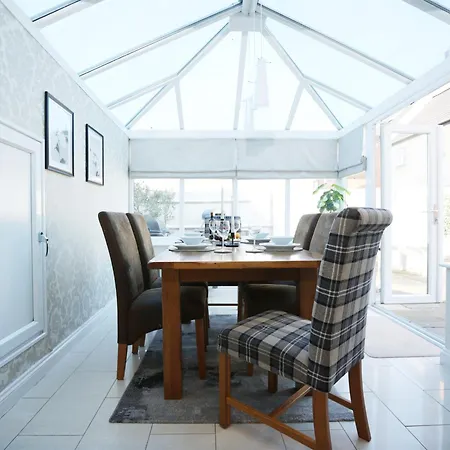Casa vacanze Western Court By N And N Stays, Spacious 4 Bedroom House In With Private Parking, Great Location For Contractors, Corporate And Families Visiting The Area, Long Term Welcomed *