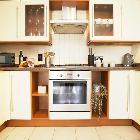Nyaraló Western Court By N And N Stays, Spacious 4 Bedroom House In With Private Parking, Close To Train Station Great Location For Contractors, Corporate And Families Visiting The Area, Long Term Are Welcomed