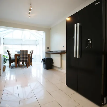 Western Court By N And N Stays, Spacious 4 Bedroom House In With Private Parking, Great Location For Contractors, Corporate And Families Visiting The Area, Long Term Welcomed Casa vacanze