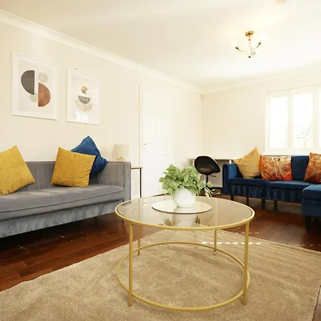 Western Court By N And N Stays, Spacious 4 Bedroom House In With Private Parking, Close To Train Station Great Location For Contractors, Corporate And Families Visiting The Area, Long Term Are Welcomed *