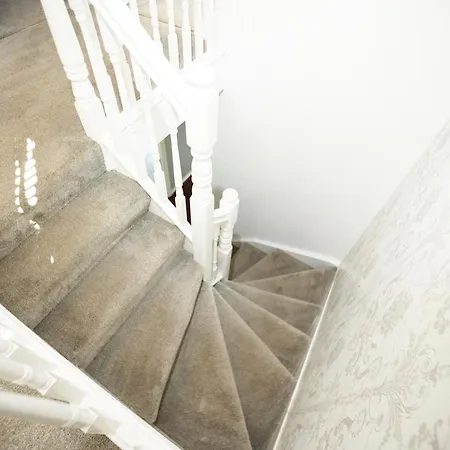 Western Court By N And N Stays, Spacious 4 Bedroom House In With Private Parking, Close To Train Station Great Location For Contractors, Corporate And Families Visiting The Area, Long Term Are Welcomed *