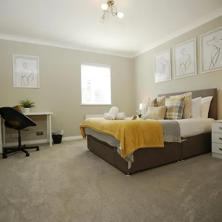 Western Court By N And N Stays, Spacious 4 Bedroom House In With Private Parking, Close To Train Station Great Location For Contractors, Corporate And Families Visiting The Area, Long Term Are Welcomed *