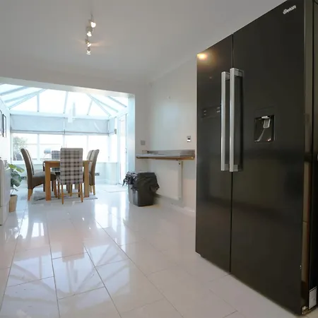 Western Court By N And N Stays, Spacious 4 Bedroom House In With Private Parking, Great Location For Contractors, Corporate And Families Visiting The Area, Long Term Welcomed *