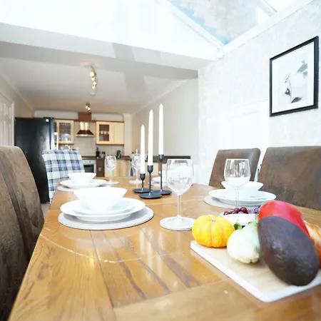 Nyaraló Western Court By N And N Stays, Spacious 4 Bedroom House In With Private Parking, Close To Train Station Great Location For Contractors, Corporate And Families Visiting The Area, Long Term Are Welcomed *