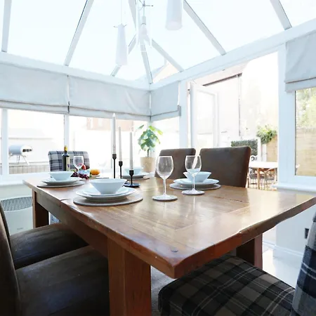 Western Court By N And N Stays, Spacious 4 Bedroom House In With Private Parking, Great Location For Contractors, Corporate And Families Visiting The Area, Long Term Welcomed Casa vacanze Bristol