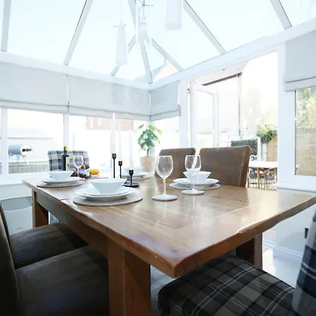 Western Court By N And N Stays, Spacious 4 Bedroom House In With Private Parking, Great Location For Contractors, Corporate And Families Visiting The Area, Long Term Welcomed