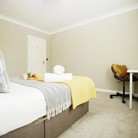 Western Court By N And N Stays, Spacious 4 Bedroom House In With Private Parking, Great Location For Contractors, Corporate And Families Visiting The Area, Long Term Welcomed Bristol