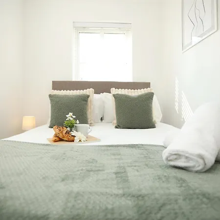 Western Court By N And N Stays, Spacious 4 Bedroom House In With Private Parking, Great Location For Contractors, Corporate And Families Visiting The Area, Long Term Welcomed Bristol