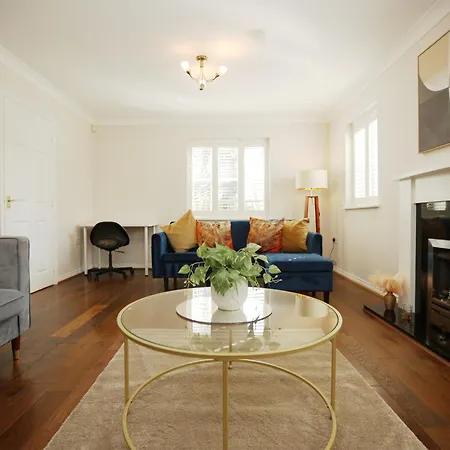 Western Court By N And N Stays, Spacious 4 Bedroom House In With Private Parking, Great Location For Contractors, Corporate And Families Visiting The Area, Long Term Welcomed * Bristol