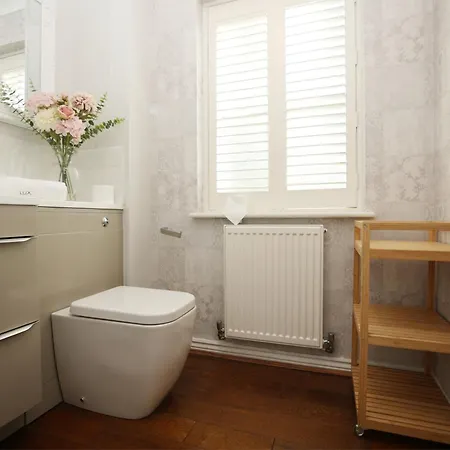 Western Court By N And N Stays, Spacious 4 Bedroom House In With Private Parking, Close To Train Station Great Location For Contractors, Corporate And Families Visiting The Area, Long Term Are Welcomed * Bristol