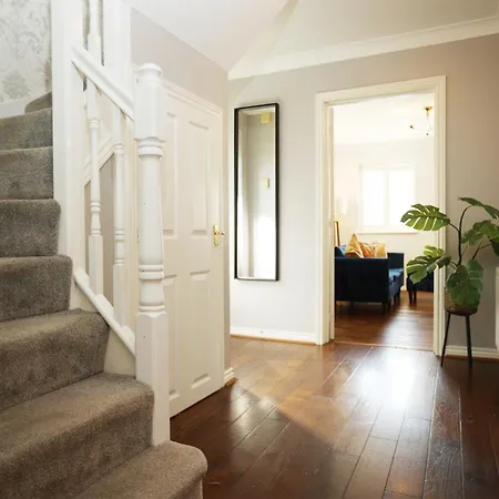 Nyaraló Western Court By N And N Stays, Spacious 4 Bedroom House In With Private Parking, Close To Train Station Great Location For Contractors, Corporate And Families Visiting The Area, Long Term Are Welcomed Bristol