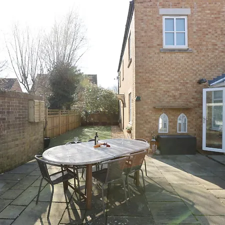 Western Court By N And N Stays, Spacious 4 Bedroom House In With Private Parking, Close To Train Station Great Location For Contractors, Corporate And Families Visiting The Area, Long Term Are Welcomed *