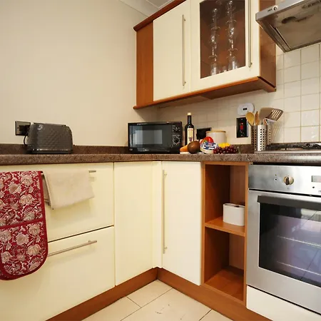 Western Court By N And N Stays, Spacious 4 Bedroom House In With Private Parking, Close To Train Station Great Location For Contractors, Corporate And Families Visiting The Area, Long Term Are Welcomed ブリストル
