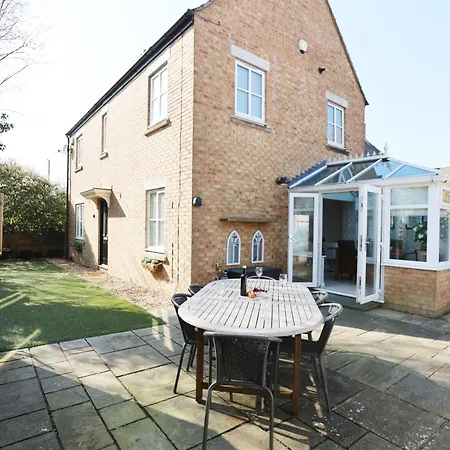Western Court By N And N Stays, Spacious 4 Bedroom House In With Private Parking, Great Location For Contractors, Corporate And Families Visiting The Area, Long Term Welcomed Casa vacanze