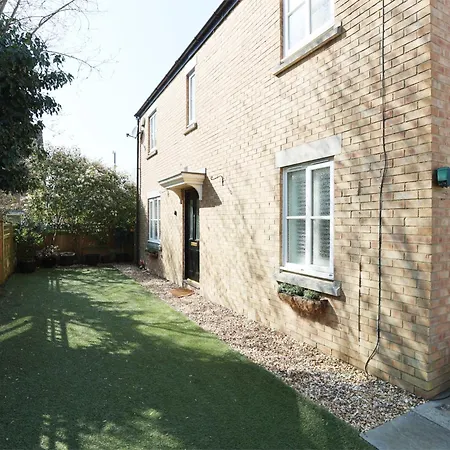 Western Court By N And N Stays, Spacious 4 Bedroom House In With Private Parking, Close To Train Station Great Location For Contractors, Corporate And Families Visiting The Area, Long Term Are Welcomed * Bristol