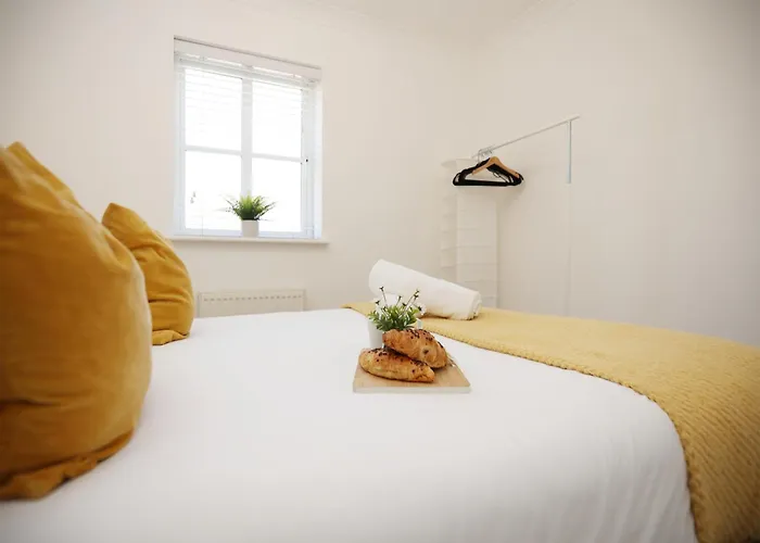 Western Court By N And N Stays, 4 Bedroom House In With Private Parking, Great Location For Contractors, Corporate And Families Visiting The Area, Long Term Welcomed Holiday home