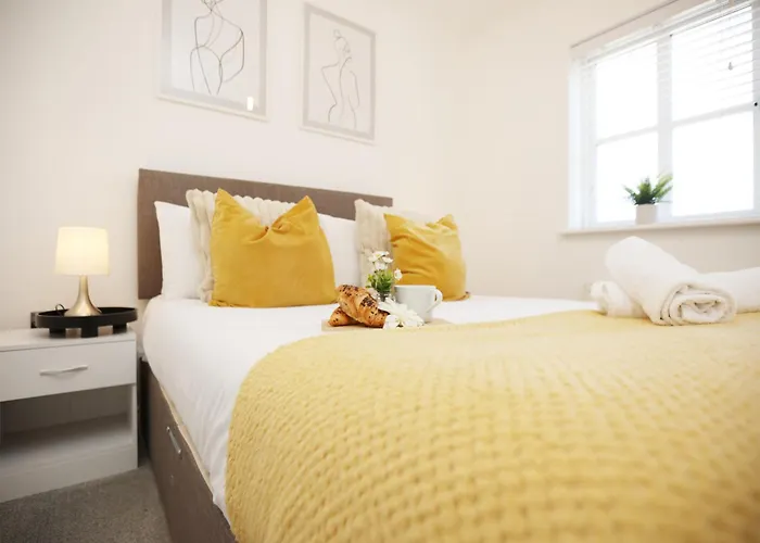 Western Court By N And N Stays, 4 Bedroom House In With Private Parking, Great Location For Contractors, Corporate And Families Visiting The Area, Long Term Welcomed *