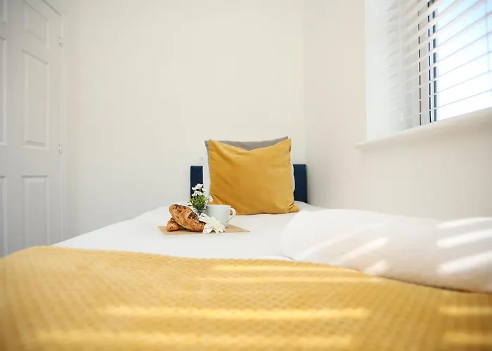 Holiday home Western Court By N And N Stays, 4 Bedroom House In With Private Parking, Great Location For Contractors, Corporate And Families Visiting The Area, Long Term Welcomed Bristol