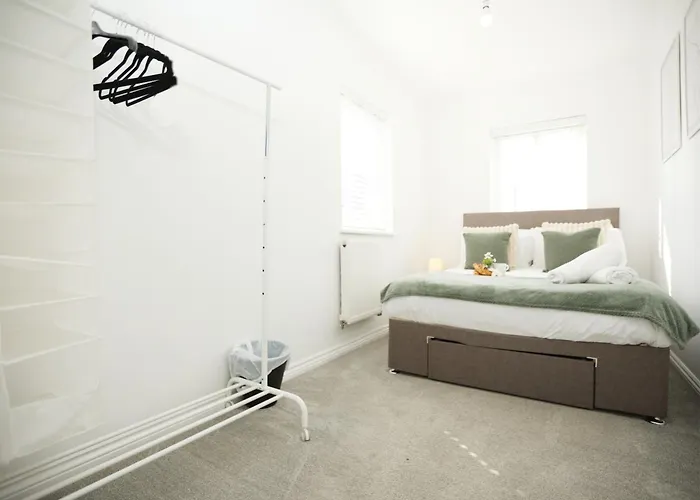 Nyaraló Western Court By N And N Stays, 4 Bedroom House In With Private Parking, Great Location For Contractors, Corporate And Families Visiting The Area, Long Term Welcomed *